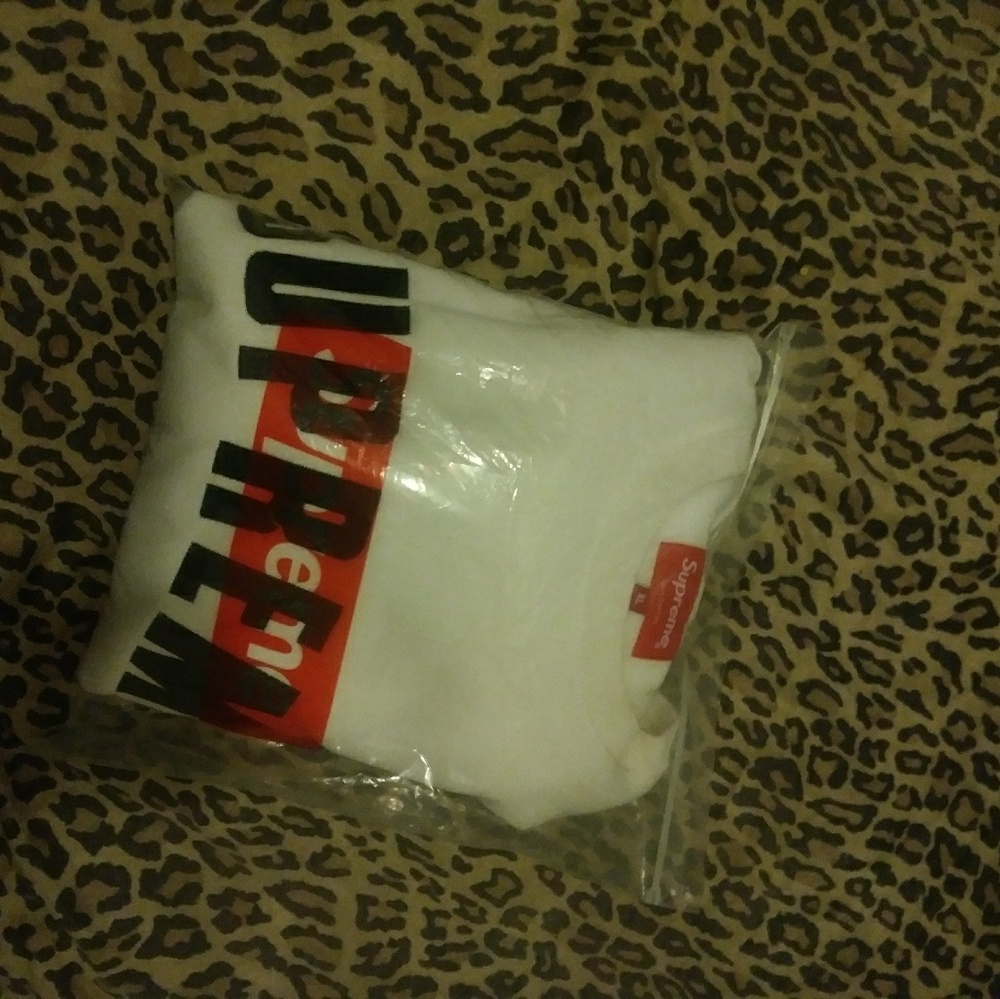 07' Supreme Sweatshirt 100% Authentic